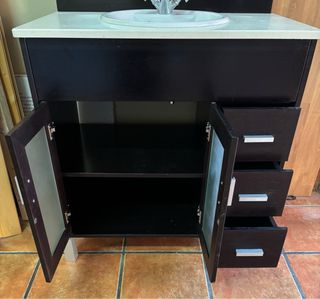 Mueble de baño con espejo, grifo  y lavabo
