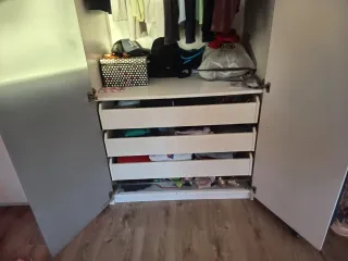 Armario blanco con espejo