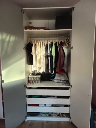 Armario blanco con espejo