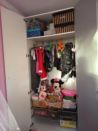 Armario blanco con espejo