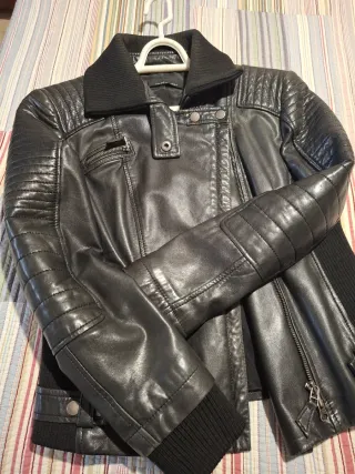 CHAQUETA DE NAPA NEGRA CON CREMALLERAS J.SIMORRA