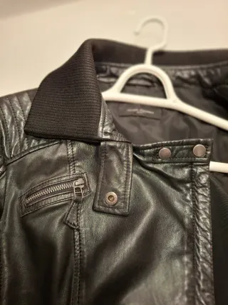 CHAQUETA DE NAPA NEGRA CON CREMALLERAS J.SIMORRA