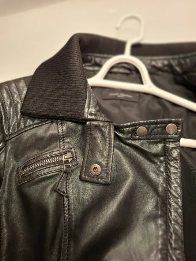 CHAQUETA DE NAPA NEGRA CON CREMALLERAS J.SIMORRA