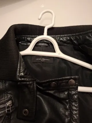 CHAQUETA DE NAPA NEGRA CON CREMALLERAS J.SIMORRA