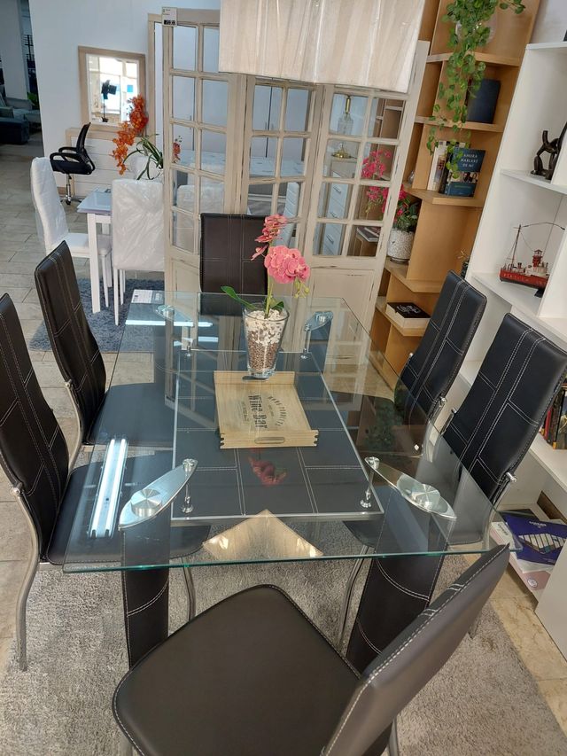 Mesa de cristal con 6 sillas negras