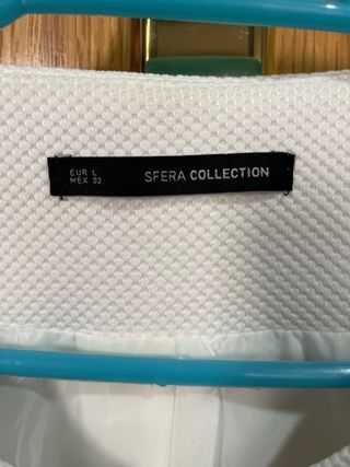 Chaqueta blanca con botones nacarados