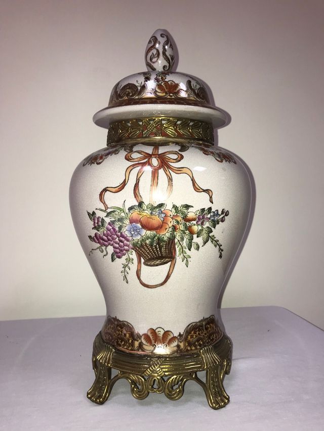 Vaso in porcellana con base in metallo dorato.