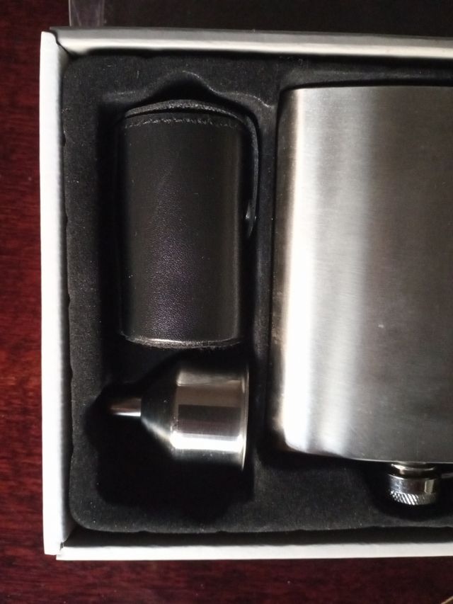 Petaca de whisky con accesorios