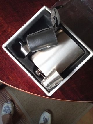 Petaca de whisky con accesorios