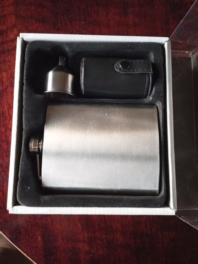 Petaca de whisky con accesorios