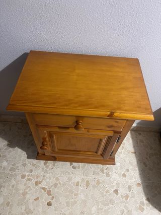 Mesita de noche de madera en buen estado