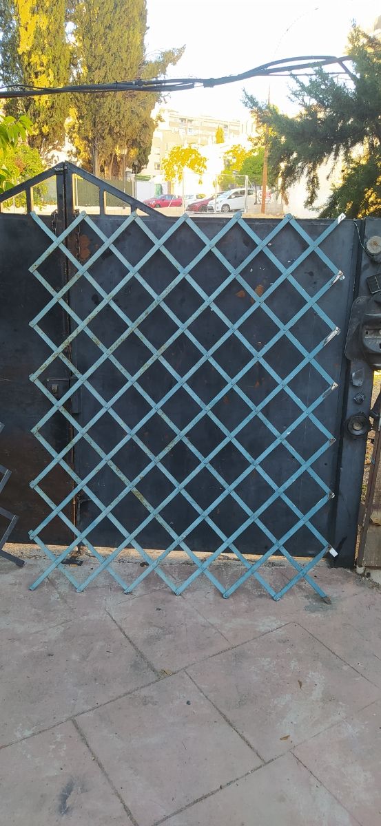 Dos rejas antiguas hierro forjado