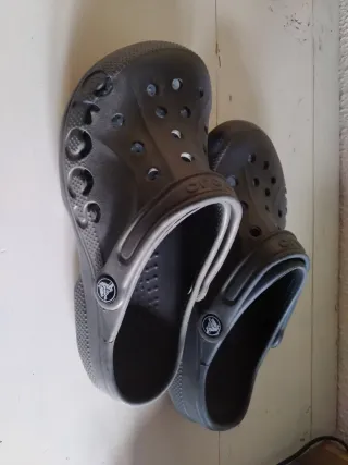 Crocs grises talla 37-38