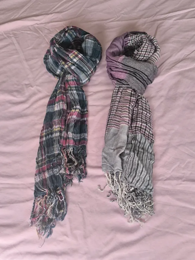 Fulares estampados 6 euros uno, 10 euros los dos