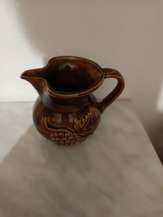 Brocca in ceramica marrone