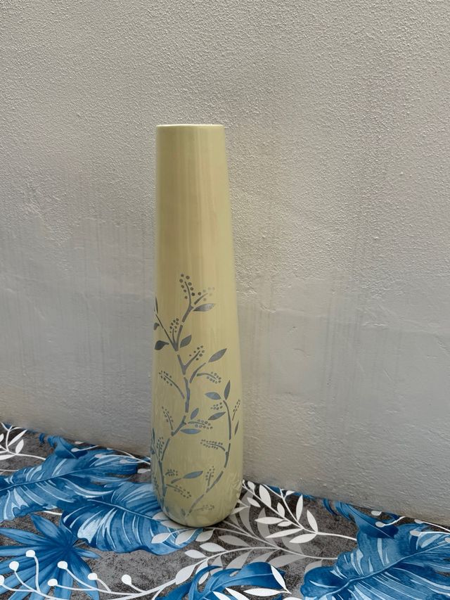 Vaso alto beige con disegno floreale