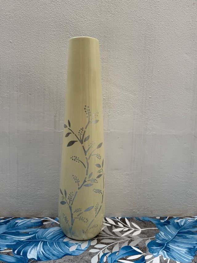 Vaso alto beige con disegno floreale