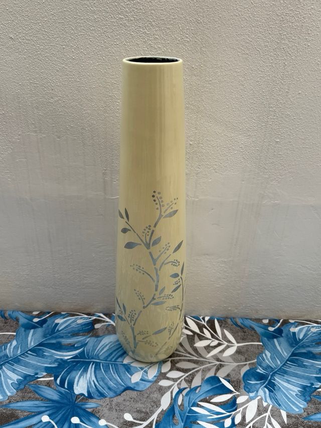 Vaso alto beige con disegno floreale