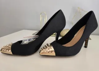 Zapatos tacón negros tachuelas doradas T.37-38