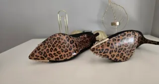 Zapatos tacón negros tachuelas doradas T.37-38