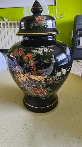 Jarrón de cerámica con pavos reales