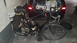 Bicicleta Ciclista Decathlon pintada de negro.