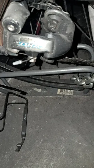 Bicicleta Ciclista Decathlon pintada de negro.