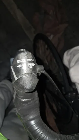 Bicicleta Ciclista Decathlon pintada de negro.