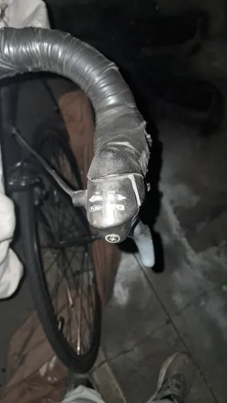 Bicicleta Ciclista Decathlon pintada de negro.