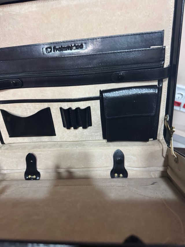 Maletín de piel marrón y negro 20 euros cada uno