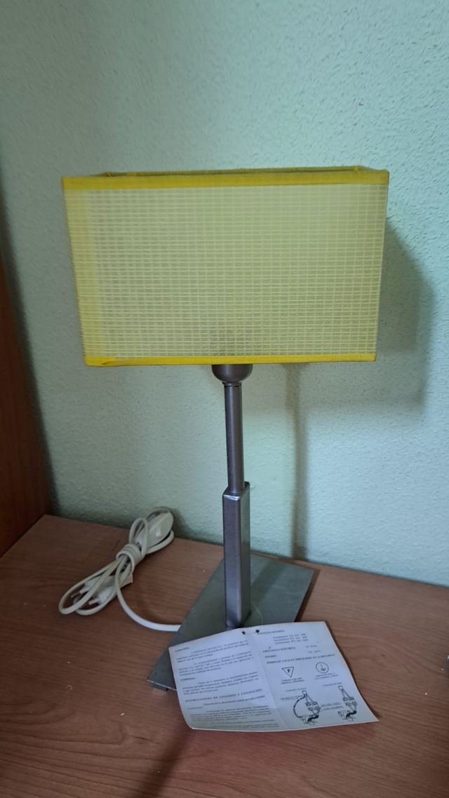 Lámpara de mesa moderna