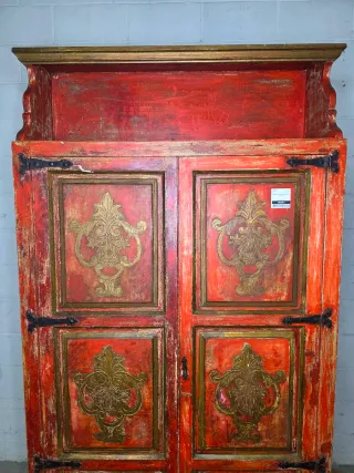 Armario antiguo recepción rojo y dorado