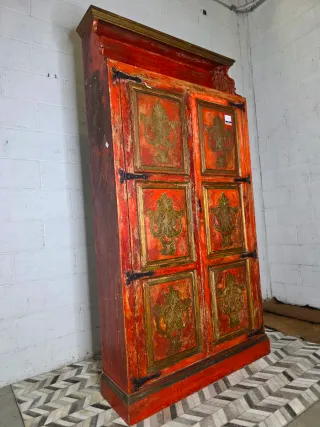 Armario antiguo recepción rojo y dorado