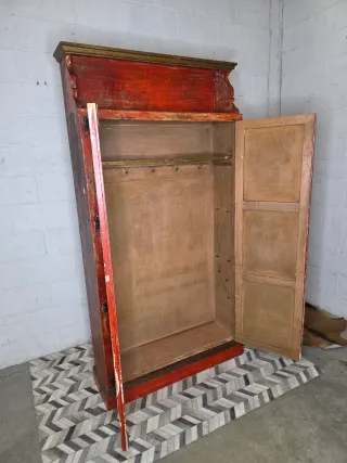 Armario antiguo recepción rojo y dorado