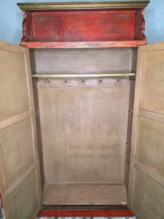 Armario antiguo recepción rojo y dorado