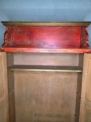Armario antiguo recepción rojo y dorado