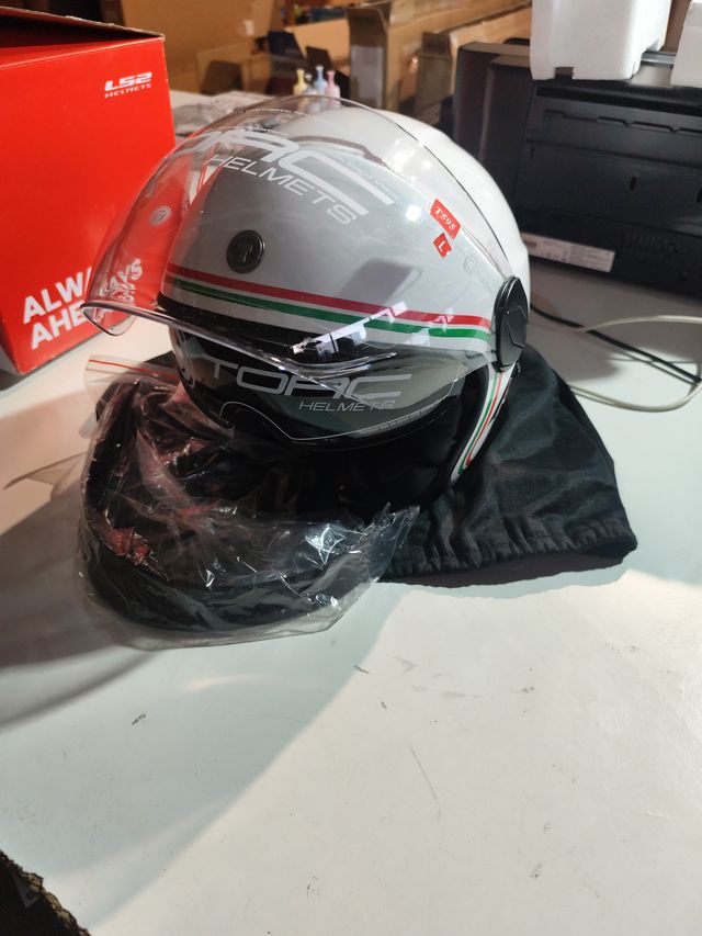 Casco Moto Blanco con Visera y Diseño Italiano