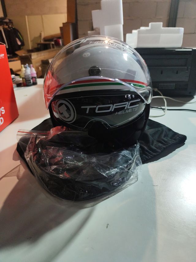 Casco Moto Blanco con Visera y Diseño Italiano