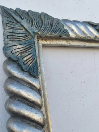 Marco de madera decorado gris y plata