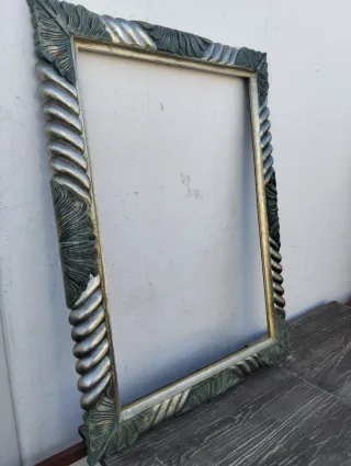 Marco de madera decorado gris y plata