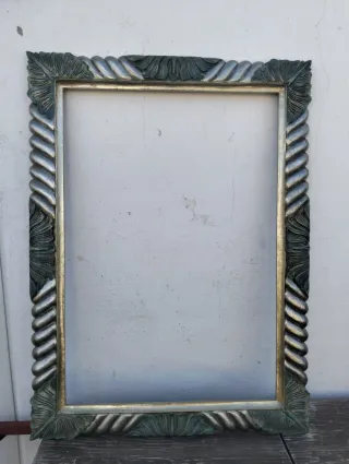 Marco de madera decorado gris y plata