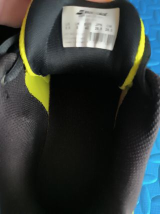 Zapatillas de pádel naranjas y amarillas