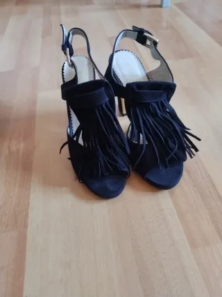 Sandalias negras con flecos y tacón dorado