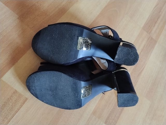 Sandalias negras con flecos y tacón dorado