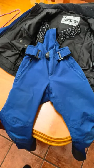 Chaqueta de esquí infantil azul y peto a juego