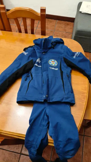 Chaqueta de esquí infantil azul y peto a juego