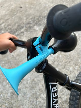 Bicicleta de equilibrio Sawyer negra y blanca.