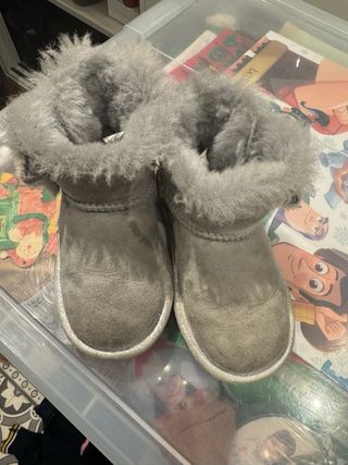 Botas UGG niña estrella gris talla 26