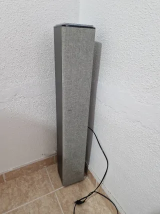 Torre de sonido negra y gris