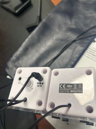 Webcam y altavoces negros